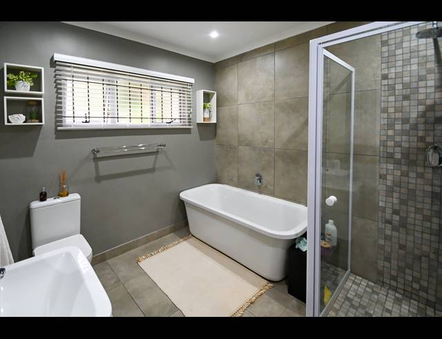 2 BEDROOM APARTMENT TO LET IN COWIES HILL
